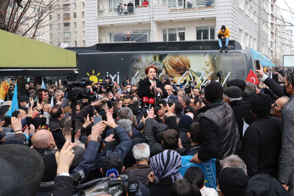Akşener, Kayseri’de vatandaşlara seslendi