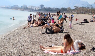 Antalya’da sezon açıldı, tatilciler denize girdi