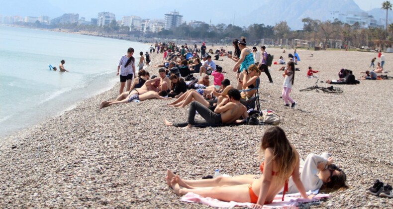 Antalya’da sezon açıldı, tatilciler denize girdi