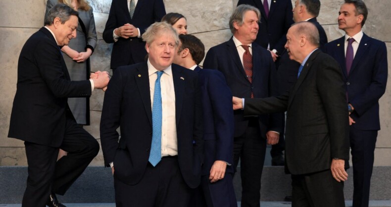 NATO Liderler Zirvesi’nde Boris Johnson’ın yalnızlığı