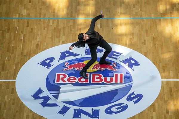 Red Bull Paper Wings ile ‘kağıt uçak pilotları’ İstanbul’da hünerlerini sergiliyor