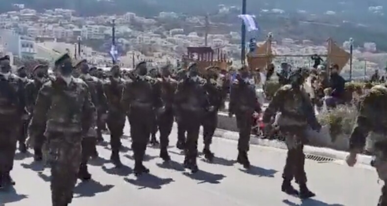 Yunanistan, Sisam Adası’nda askeri geçit töreni düzenledi
