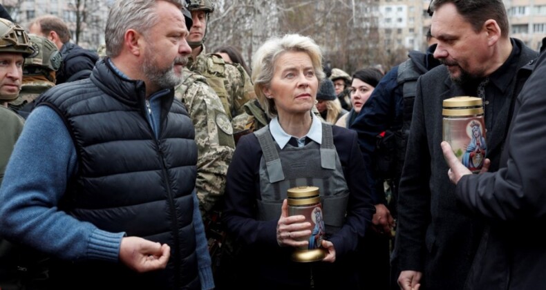 AB liderleri Leyen ve Borrell, Ukrayna’nın Buça kentini ziyaret etti