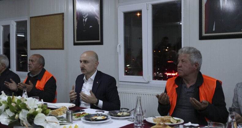 Adil Karaismailoğlu, işçilerle sahur yaptı