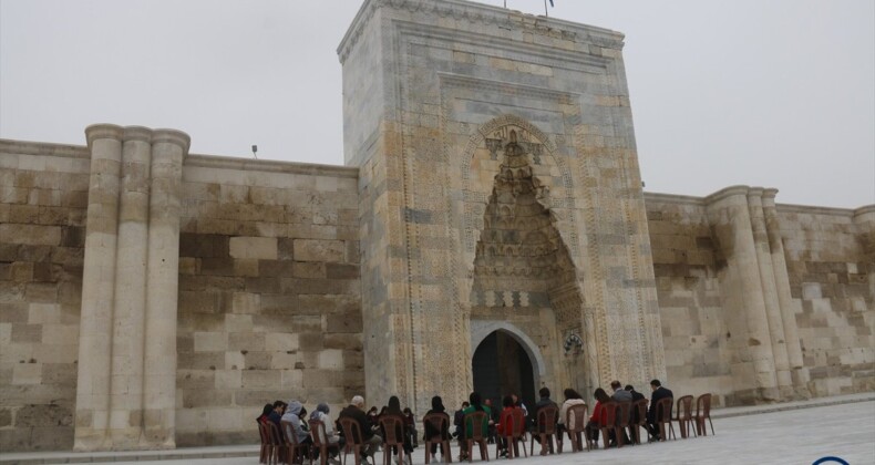 Aksaray’da tarihi kervansarayın önünde kitap okuma etkinliği