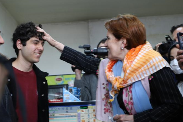 Akşener’den Kemalpaşa’da esnaf ziyareti