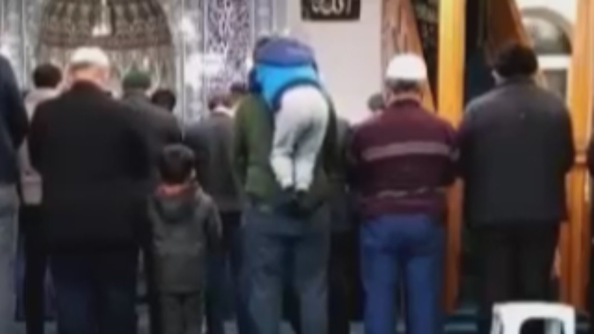 Antalya’da namaz kılan babasının sırtına çıkan ufaklık