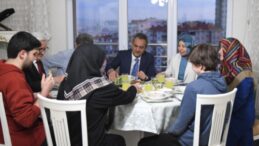 Bakan Özer ve eşi, öğretmen çiftin iftar sofrasına konuk oldu