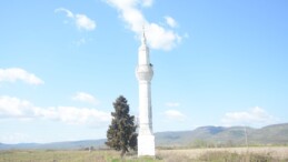 Balıkesir’deki camisiz minare görenlerin dikkatini çekiyor