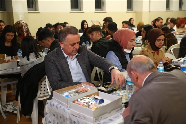 Çağırıcı öğrencilerle iftar yaptı