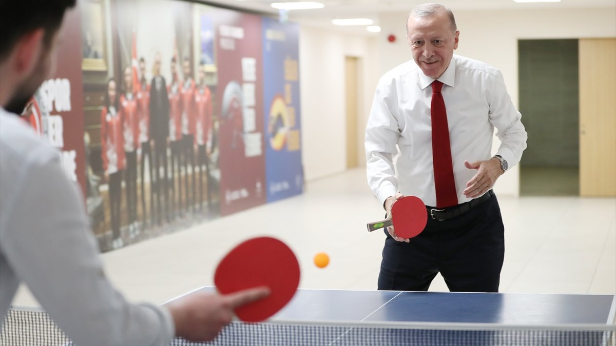 Cumhurbaşkanı Erdoğan, gençlerle masa tenisi oynadı