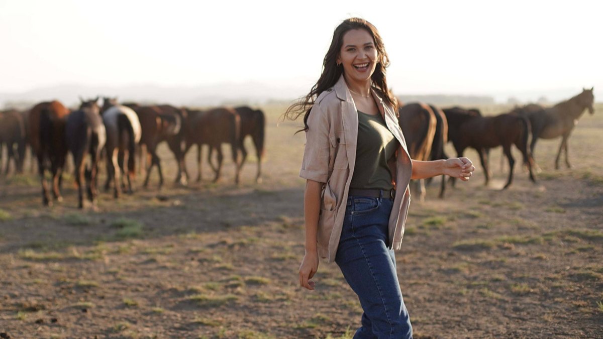 Gönül Dağı’nın Dilek’i kıvrak çıktı, dekolteli elbisesiyle fiziğini konuşturdu! ‘Aman kasabalı görmesin’
