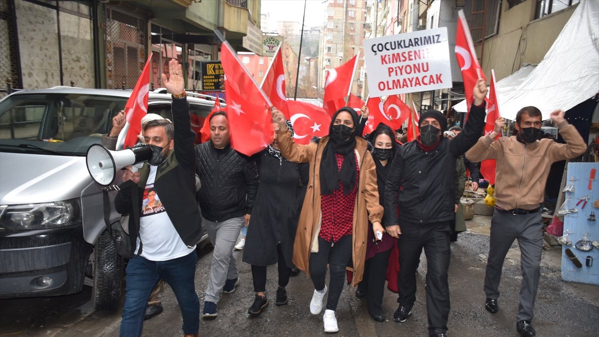 Hakkari’de HDP önünde gösteri düzenlendi
