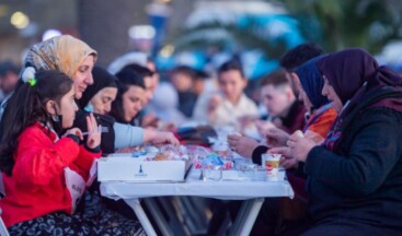 İzmirliler ilk iftarı beraber karşıladı