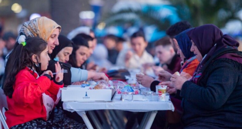 İzmirliler ilk iftarı beraber karşıladı