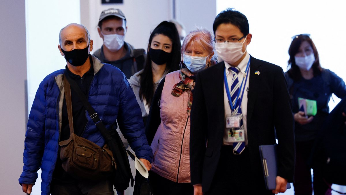 Japonya Dışişleri Bakanı, Polonya’dan 20 Ukraynalı mülteci ile döndü