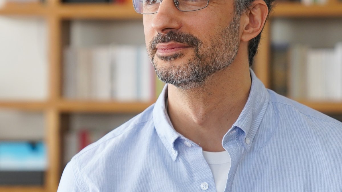 Kerem Eksen’den aile ve baba oğul çatışması romanı: Ölümden Uzak Bir Yer