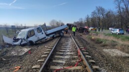 Macaristan’da tren ile minibüs çarpıştı: 5 ölü