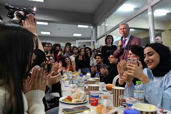 Mansur Yavaş, iftarını üniversite öğrencileriyle yaptı