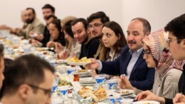 Mustafa Varank, gençlerle iftar yaptı