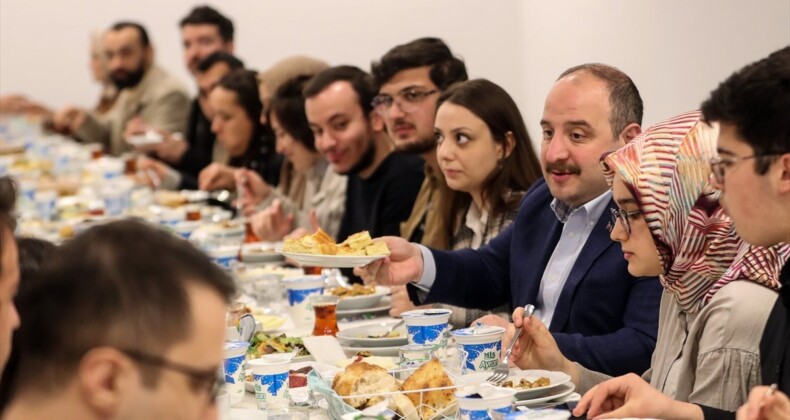 Mustafa Varank, gençlerle iftar yaptı