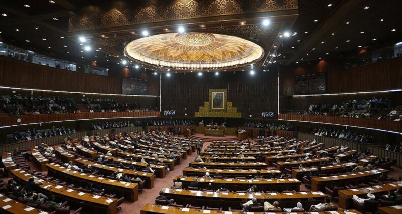 Pakistan’da seçim kararı: Meclis feshedildi