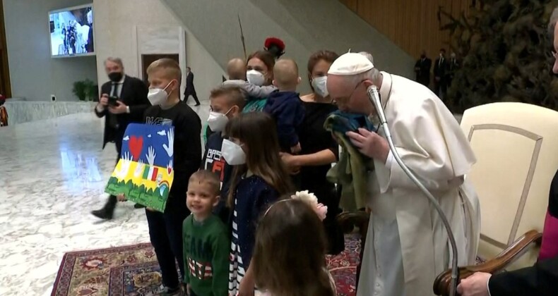 Papa Franciscus, Ukrayna bayrağını öptü