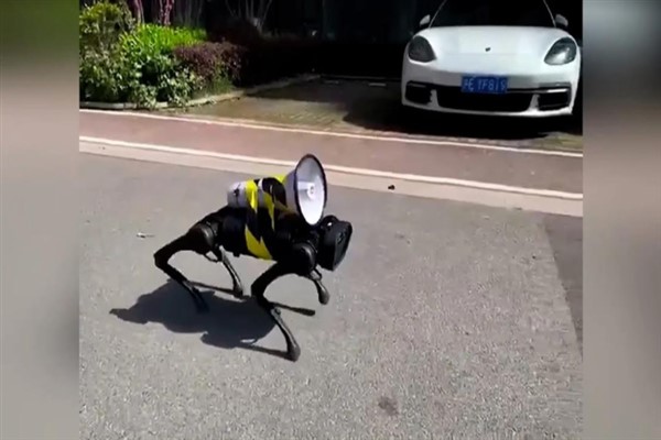 Shanghai sokaklarında robot köpekler, Kovid-19 ile uğraş ediyor