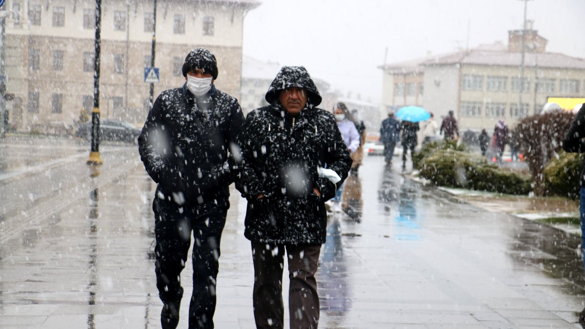 Sivas, nisanın ortasında beyaza büründü