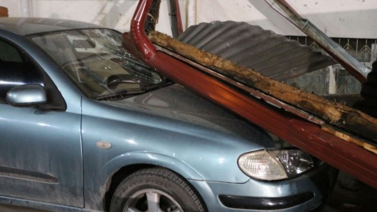 Sivas’ta kuvvetli rüzgar çatıları uçurdu