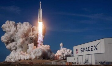 SpaceX, 165 milyon dolara uzaya 3 turist gönderdi