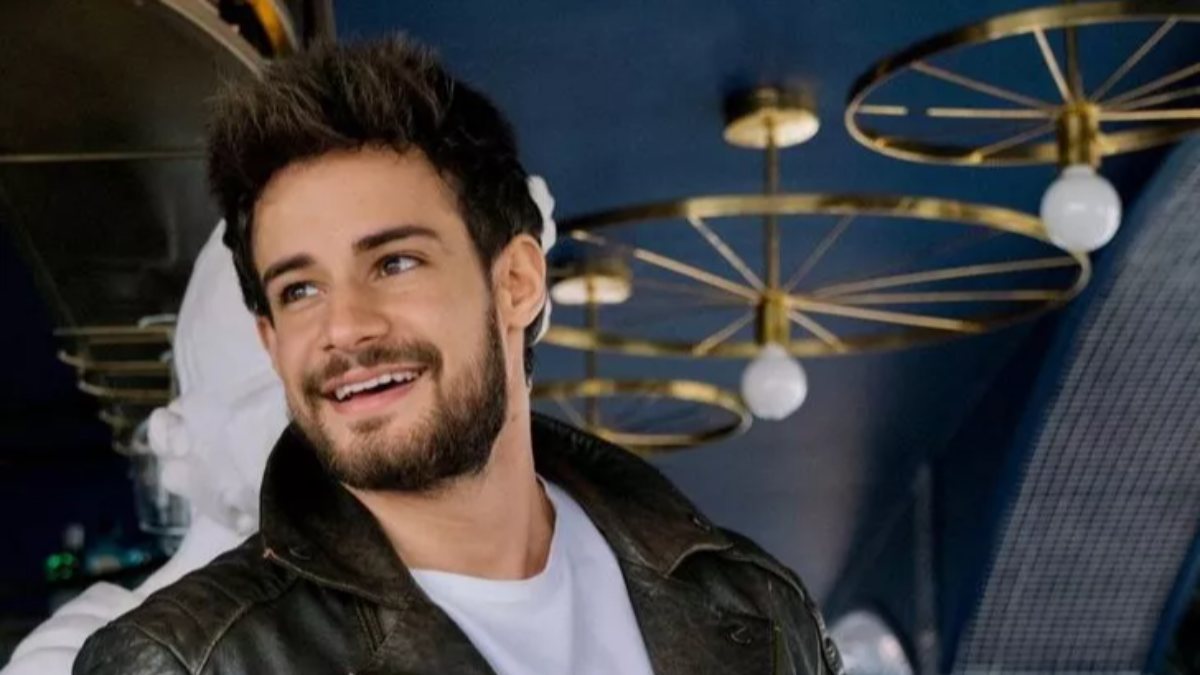 Survivor Batuhan’la sarmaş dolaş yakalanmıştı! O güzelden mini şortuyla fizik şov geldi…’Afet-i devran’