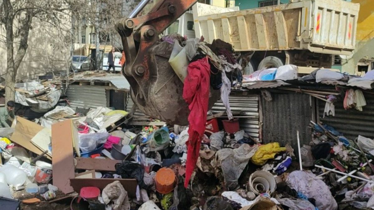 Tunceli’deki evden 6 ton çöp çıkarıldı