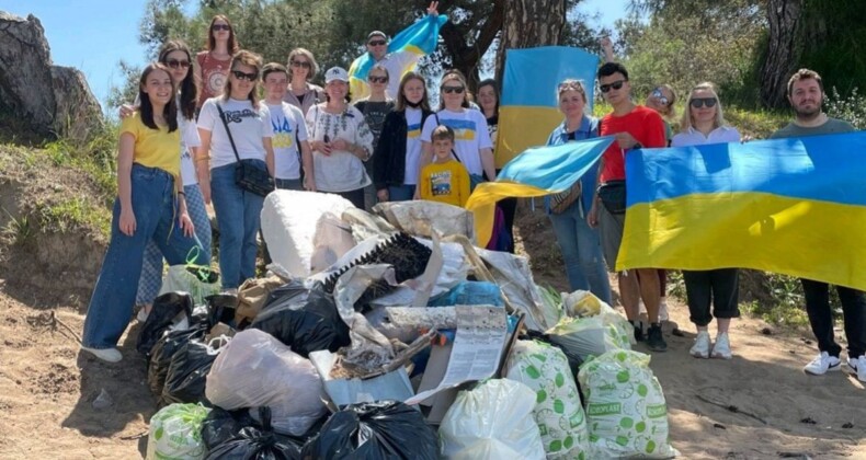 Türkiye’ye sığınan Ukraynalılar, çöp toplayarak teşekkürlerini sundu