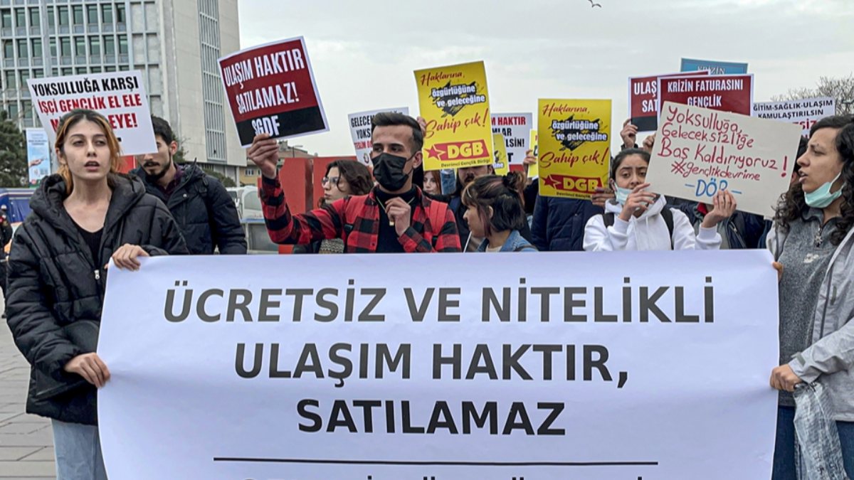 Üniversite öğrencileri, İBB önünde ulaşım zammını protesto etti