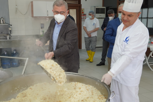 Üsküdar’da dev kazanlar 30 bin şahsa sıcak yemek için kaynıyor
