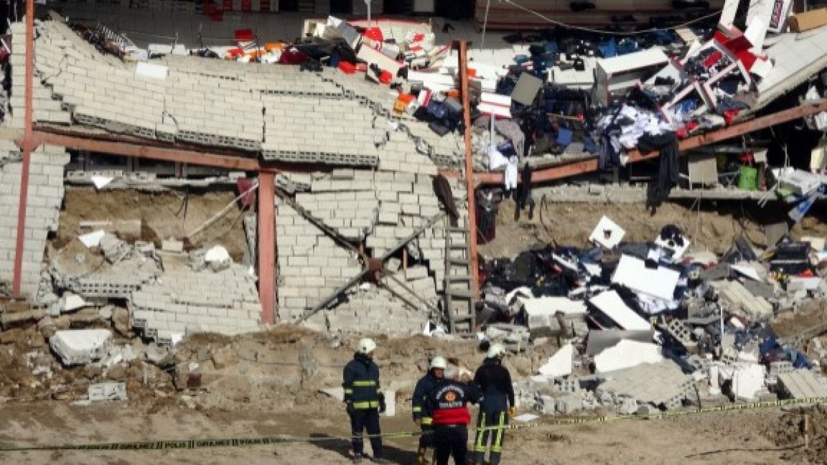 Van’da kazı yapılan inşaat alanının yanındaki AVM’nin duvarı çöktü