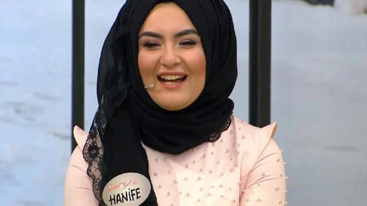 Açıldıkça açılan gelin adayı Hanife Gürdal bordo dantelli geceliğiyle sere serpe uzandı! ‘Özelin kalmadı pes’