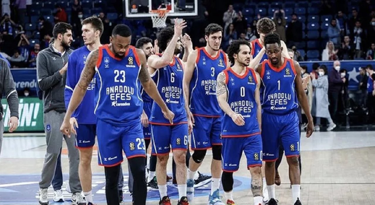 Anadolu Efes, final için Olympiakos karşısında