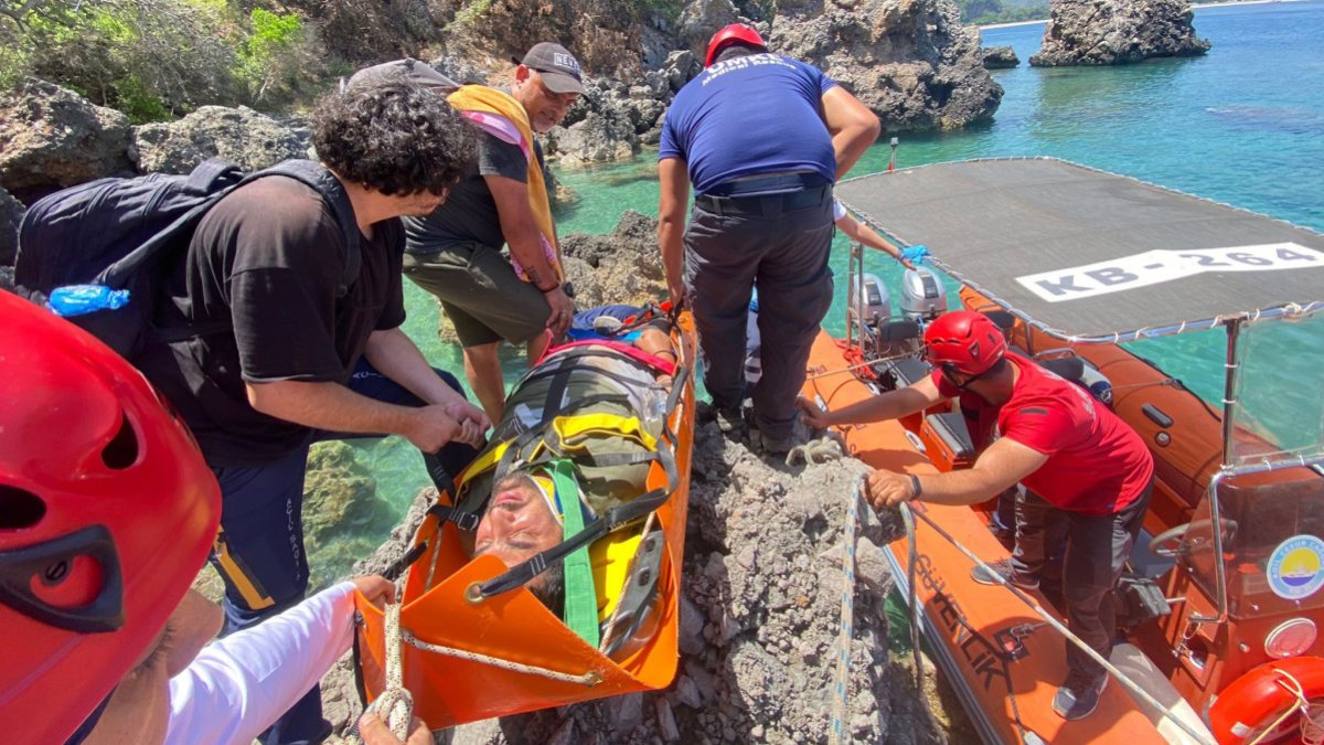 Antalya’da balık tutmak isterken kayalıklara düştü