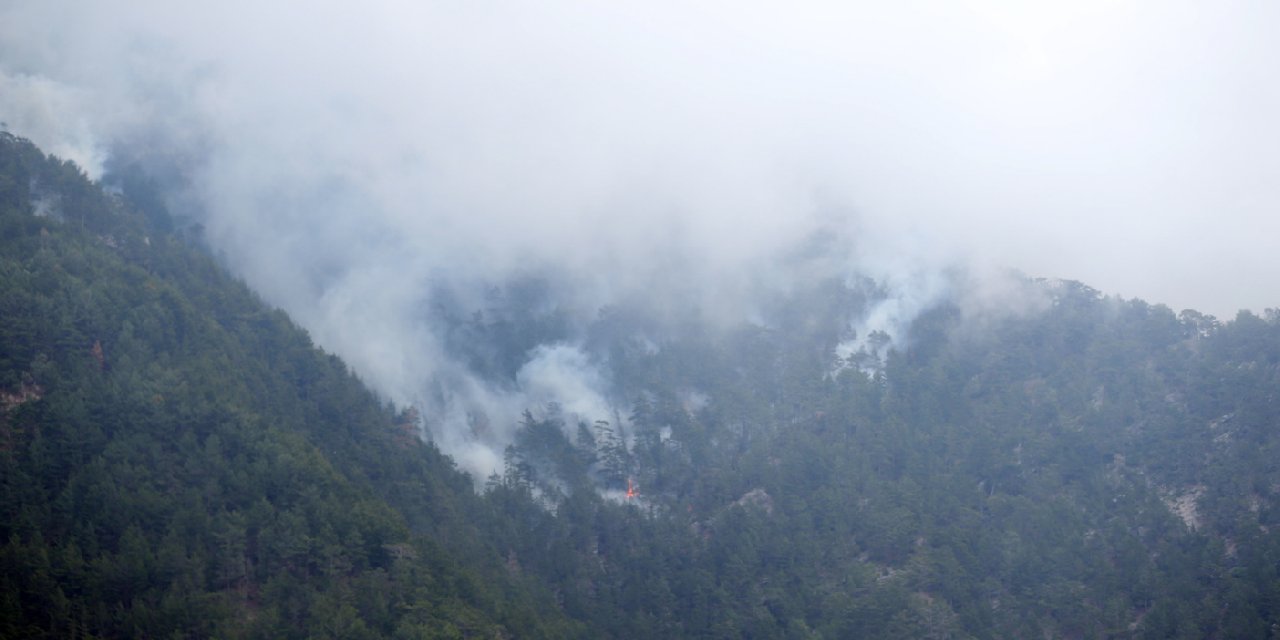 Antalya’da orman yangını: Helikopter müdahale ediyor
