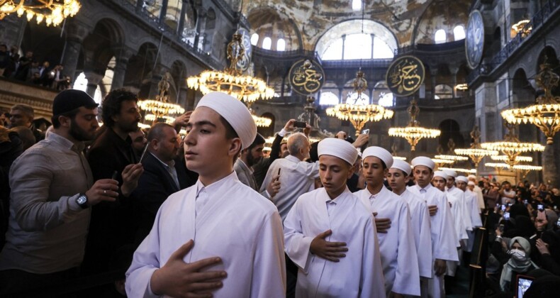 Ayasofya’da Kur’an okuyan öğrenciler Yunan basınında