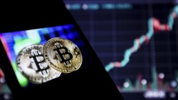 Bitcoin 10 ayın en düşük seviyesine geriledi