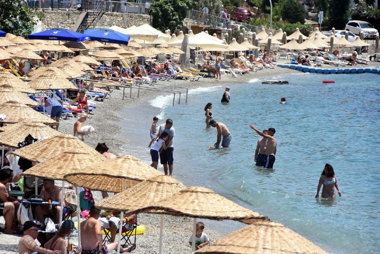 Bodrum’da havalar ısındı, plajlar doldu