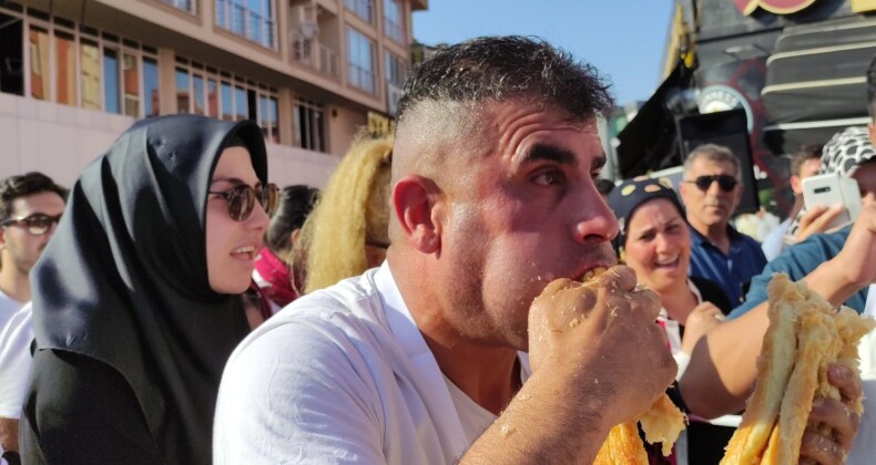 Bursa’da börek yeme yarışmasında kıyasıya mücadele