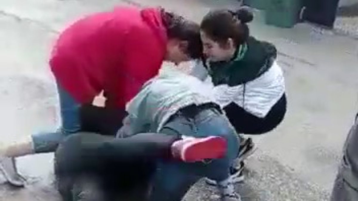 Denizli’de liseli kızlar saç baş birbirine girdi