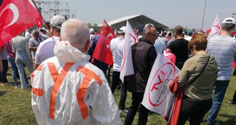 Emeklikte yaşa takılan vatandaşlar Maltepe’de miting düzenledi