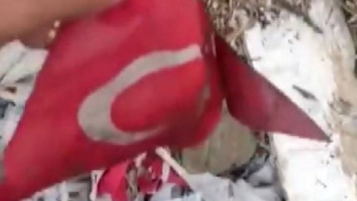 Eskişehir’de boş araziye atılan Türk bayrakları toplandı