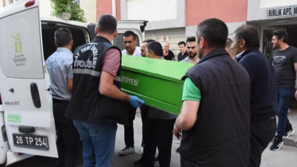 Eskişehir’de cam silen genç kız apartman boşluğuna düşerek can verdi