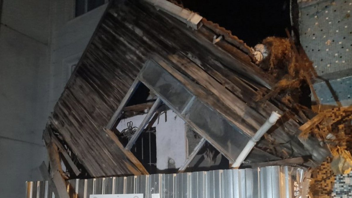 Fatih’te 2 katlı ahşap bina çöktü